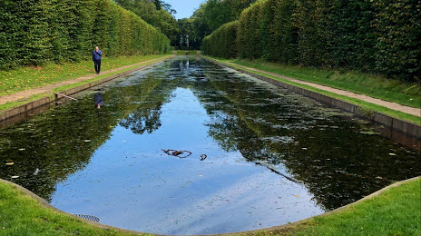 Antrim Castle Gardens com um Enorme jardim de um castelo antigo com um lago feito a mão no meio na Irlanda do Norte Reino Unido