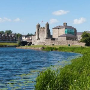 Castelo de Enniskillen castelo antigo que fica nas margens de um rio na Irlanda do norte Reino Unido