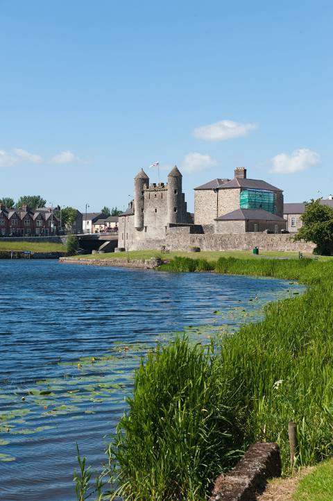 Castelo de Enniskillen castelo antigo que fica nas margens de um rio na Irlanda do norte Reino Unido