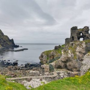 Ruinas de um castelo antigo na Irlanda do Norte Reino Unido