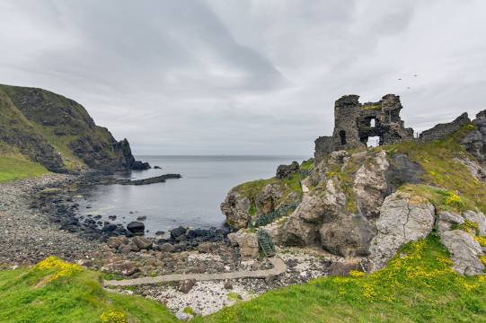 Ruinas de um castelo antigo na Irlanda do Norte Reino Unido