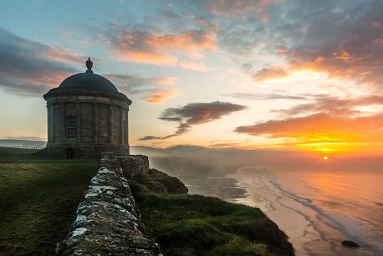 Mussenden Temple um templo na beira de um penhasco com vista ao mar na Irlanda do Norte Reino Unido