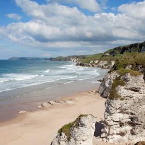 Portrush Whiterocks Beach Praia de rochas brancas na Irlanda do Norte Reino Unido