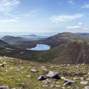 Slieve Binnian Montanha de trilha na Irlanda do Norte Reino Unido