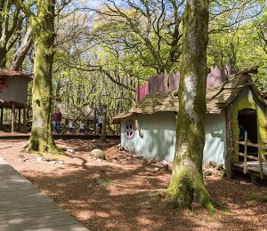 Slieve Gullion Forest Park é um Parque na floresta com cabanas feitas a madeira para turismo na irlanda do Norte Reino Unido