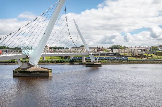 The Peace Bridge Ponte em Derry na Irlanda do Norte Reino Unido
